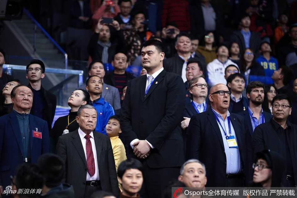 易建联身披绣满荣誉星的战袍，在赛场上持球背身单打，对手全力防守，身后的看台上五星红旗格外鲜艳，定格了中国男篮一代核心为国家荣誉而战的经典瞬间。