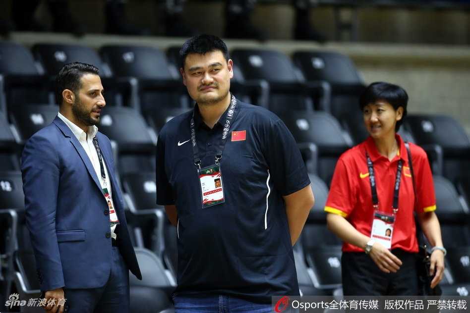 姚明远赴黎巴嫩督战,男篮虽败犹荣背后的成长阵痛 李根在澳大利亚球员的严密防守下,依然强行突破,肌肉碰撞的瞬间仿佛能听到赛场上的呐喊。