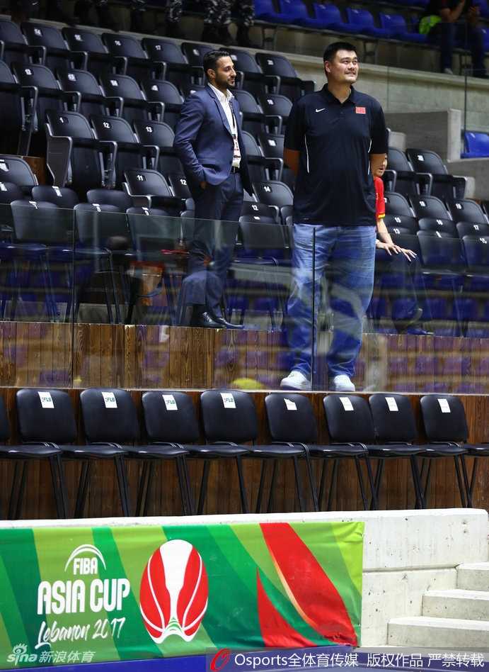 姚明远赴黎巴嫩督战,男篮虽败犹荣背后的成长阵痛 记分牌上的97-71显得格外刺眼,红色的数字诉说着这场比赛的残酷,也映衬着球员们离场时落寞的背影。