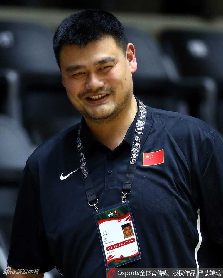 姚明远赴黎巴嫩督战,男篮虽败犹荣背后的成长阵痛 姚明双手交叉置于身前,紧抿双唇,标志性的大个子坐在场边显得格外醒目,复杂的表情写满了对中国篮球未来的思考。