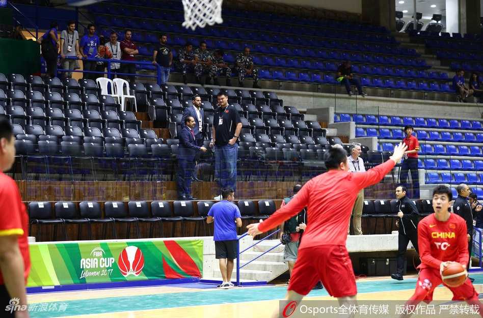姚明远赴黎巴嫩督战,男篮虽败犹荣背后的成长阵痛 姚明端坐于看台之上,眼神中透露出对赛况的关切与深思,仿佛在脑海中快速拆解着场上每一个战术细节。