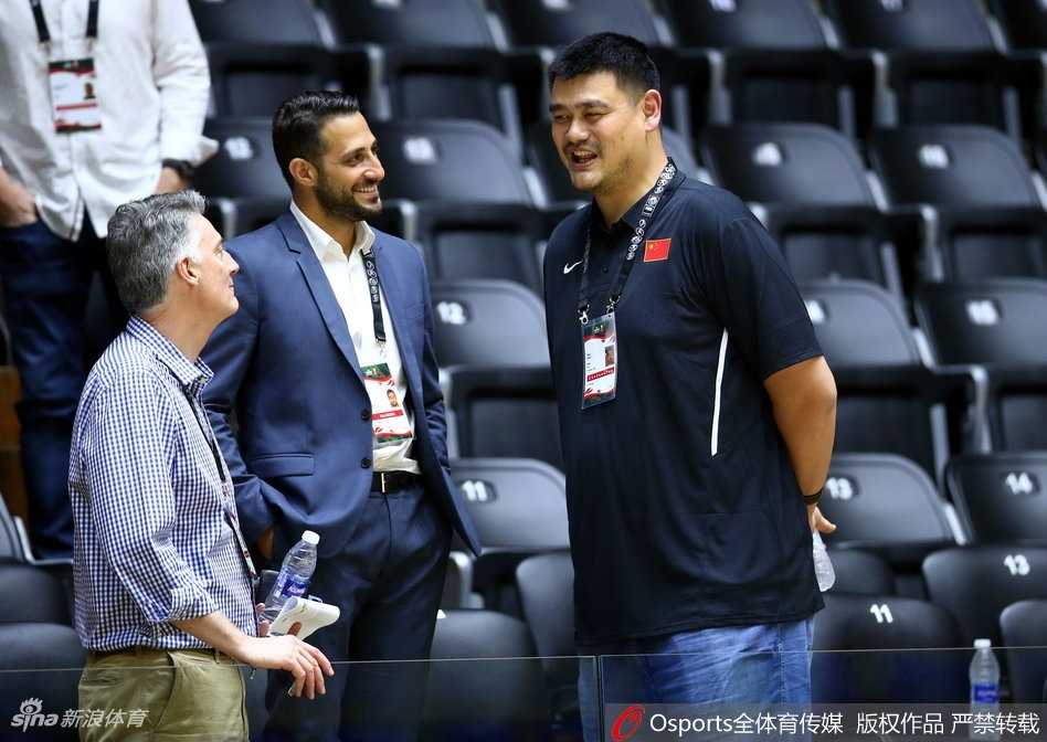 姚明远赴黎巴嫩督战,男篮虽败犹荣背后的成长阵痛 郭艾伦在人群中强行起跳,试图以高难度的挑篮为球队打破得分荒,身前的防守者手臂如林。