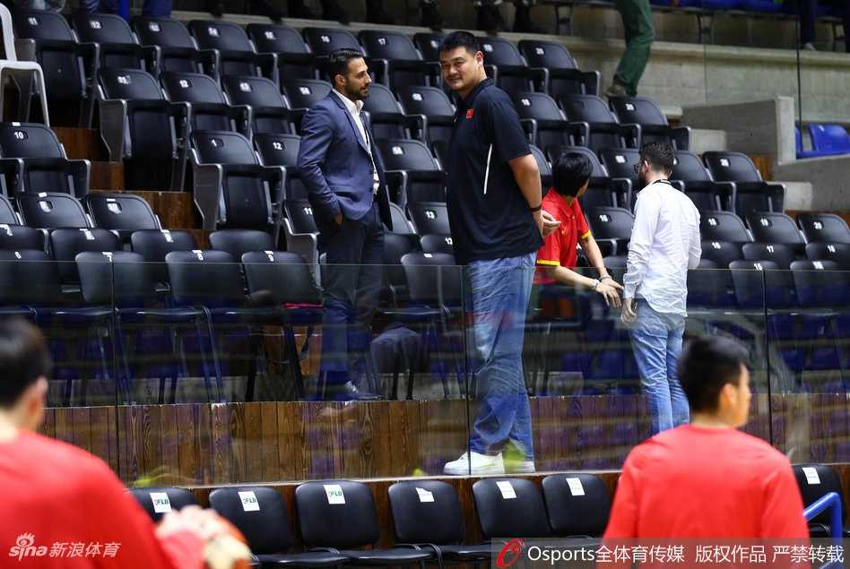 姚明远赴黎巴嫩督战,男篮虽败犹荣背后的成长阵痛 赛后,姚明神情落寞地站立在场边,巨大的身躯在空旷的场馆内显得格外孤独,仿佛在独自承受着失利的重量。
