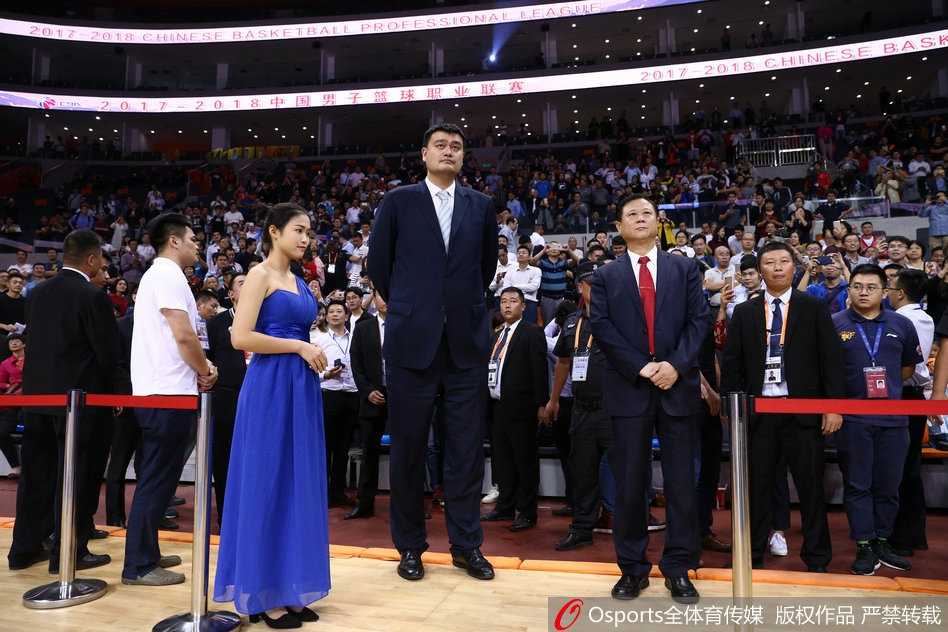 姚明神情庄重地将刻有‘中国篮球职业俱乐部突出贡献奖’字样的奖章递出，这一刻不仅是对陈林先生的表彰，更是两代中国篮球领路人之间的精神传承。