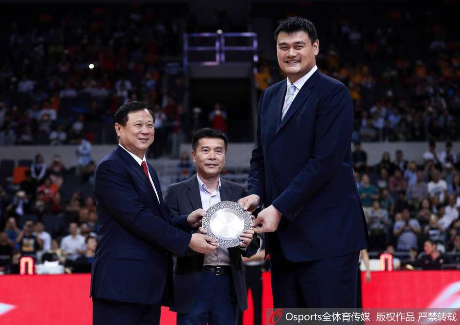 场边的姚明目光深邃，西装革履的他以中国篮协掌舵人的身份亮相，举手投足间尽显对这项运动深厚底蕴的尊重与推动改革的决心。