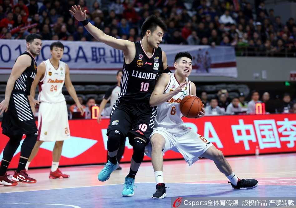 终场哨响瞬间，浙江队球员挥拳怒吼，激情庆祝这来之不易的胜利