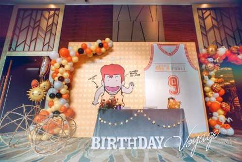 孙悦与陈露为爱子举办篮球主题周岁宴 一家四口温馨有爱 一张抓拍到现场小男孩抱着小篮球的可爱瞬间,憨态可掬的模样仿佛预示着未来篮球之星的冉冉升起。