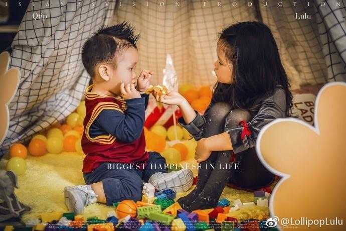 孙悦与陈露为爱子举办篮球主题周岁宴 一家四口温馨有爱 寿星小太阳穿着可爱的篮球主题服装,被爸爸孙悦稳稳地抱在怀中,父子俩笑容灿烂,温情满溢。