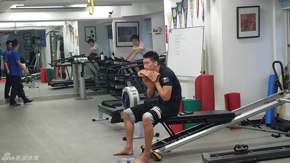 孙悦休赛期勤勉理疗 志在彻底根治脚踝顽疾 康复中心的一角,孙悦利用器械进行拉伸,阳光透过窗户洒在他身上,仿佛预示着康复之路虽然辛苦,但充满希望。