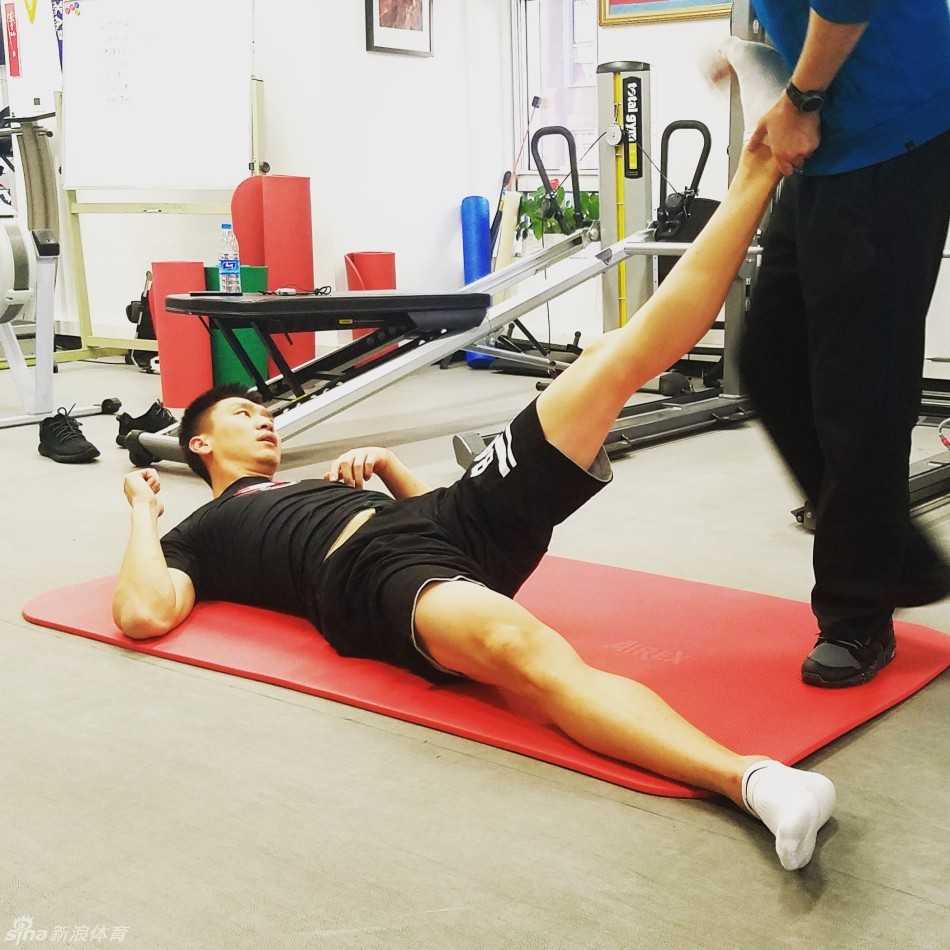 孙悦休赛期勤勉理疗 志在彻底根治脚踝顽疾 康复结束后的孙悦,躺在理疗床上进行冰敷和最后的放松,虽然面露倦意,但眼神中透露出的是对彻底摆脱伤病的坚定信念。
