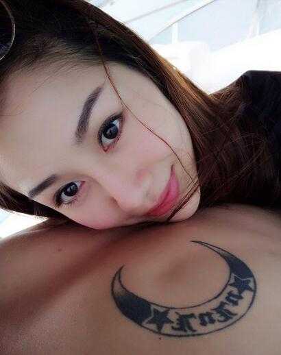 孙悦爱妻陈露产后惊艳亮相,这身材曲线哪像两个孩子的妈妈 陈露侧身站立,眼神自信地望向远方,身体线条紧实流畅,产后恢复状态极佳