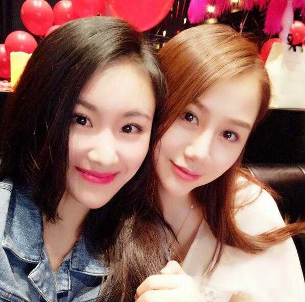 孙悦爱妻陈露产后惊艳亮相,这身材曲线哪像两个孩子的妈妈 陈露近距离特写,五官精致立体,皮肤白皙透亮,产后气色红润,美艳不可方物