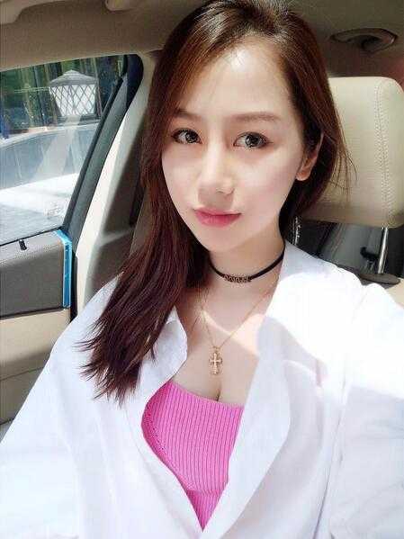 孙悦爱妻陈露产后惊艳亮相,这身材曲线哪像两个孩子的妈妈 陈露产后身穿黑色修身连衣裙,面带温柔微笑,产后身材纤细高挑,气质优雅迷人