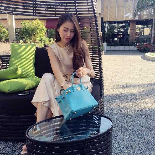 孙悦爱妻陈露产后惊艳亮相,这身材曲线哪像两个孩子的妈妈 陈露穿着休闲牛仔外套搭配短裙,秀出一双笔直修长的美腿,整体造型时尚靓丽