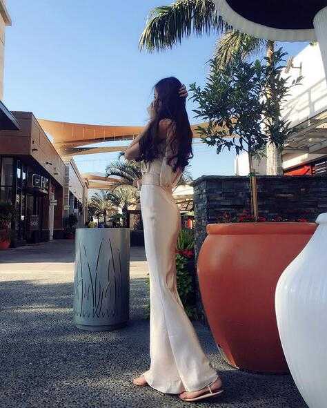 孙悦爱妻陈露产后惊艳亮相,这身材曲线哪像两个孩子的妈妈 陈露在室内随性撩动秀发,姿态轻松惬意,脸上洋溢着产后幸福自信的笑容