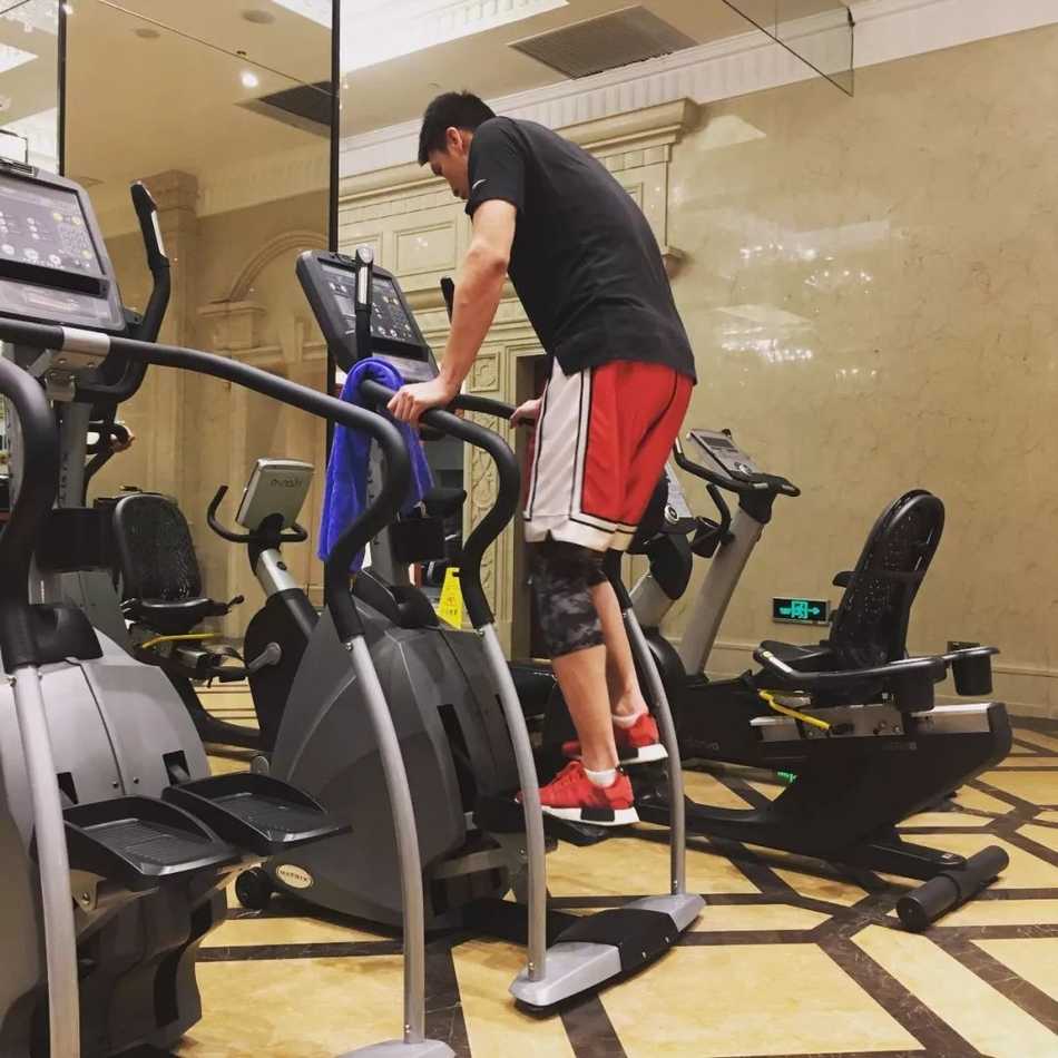 孙悦借助弹力带进行腿部力量训练，伤痕累累的脚踝包裹着护具，象征着与伤病抗争的勋章。