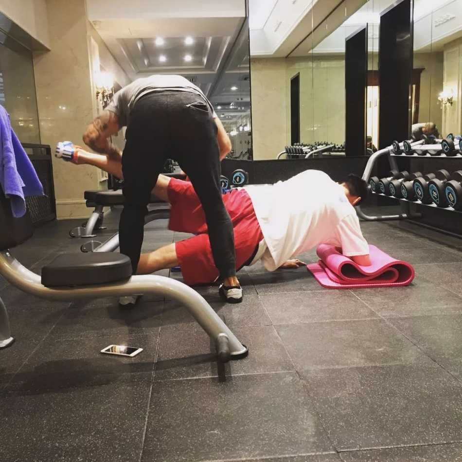 孙悦手持篮球进行运球康复训练，虽然还不能剧烈跑跳，但球感依旧娴熟，眼神中透出对赛场的渴望。