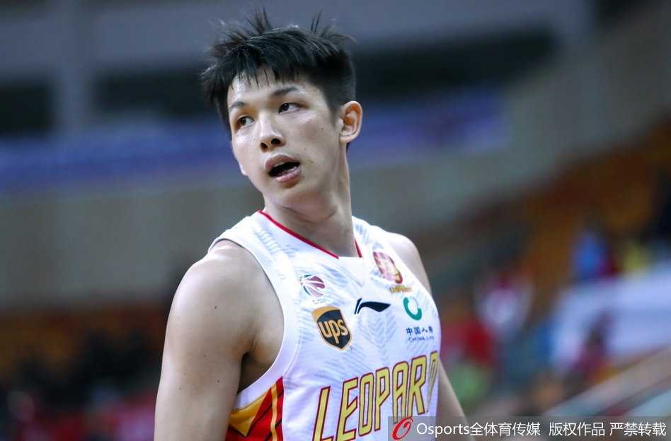 孟铎三分雨倾盆而下,深圳主场力克吉林豪取三连胜 吉林新星高诗岩面对深圳内线李慕豪的遮天大帽,依然勇敢地选择抛投,眼神中充满坚定