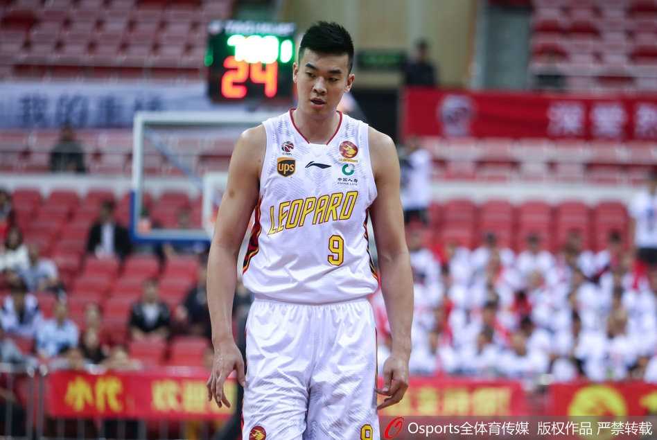 吉林队韦弗在严密防守下强行突破，身体在空中失去平衡仍将球抛出，展现了超强的个人能力