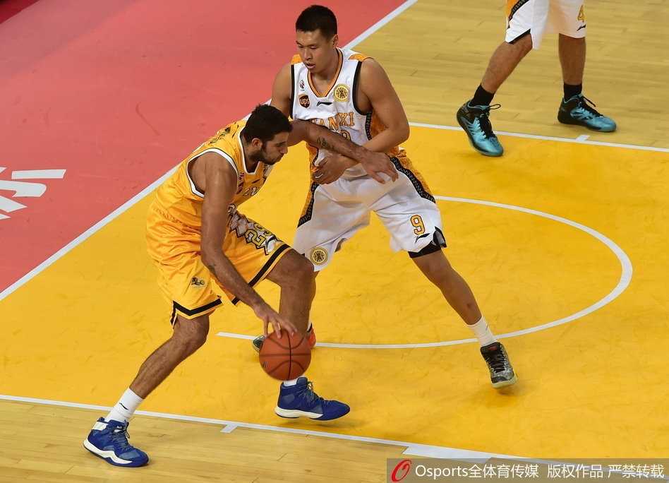 赵岩昊全速回追防守，眼神专注紧盯对手