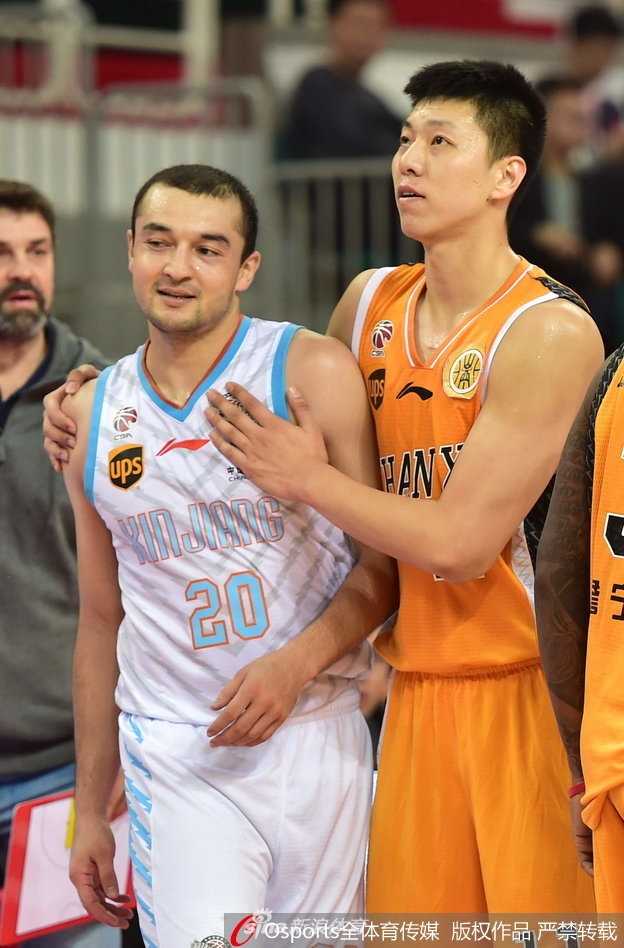 詹宁斯运球突破，面对防守毫不畏惧，眼神充满挑衅