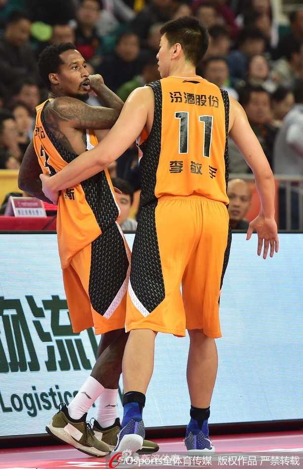 队友和裁判奋力将纠缠在一起的西热力江与詹宁斯分开