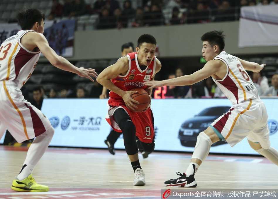 浙江队吴前遭遇广州队严密包夹，奋力护球寻找出球路线