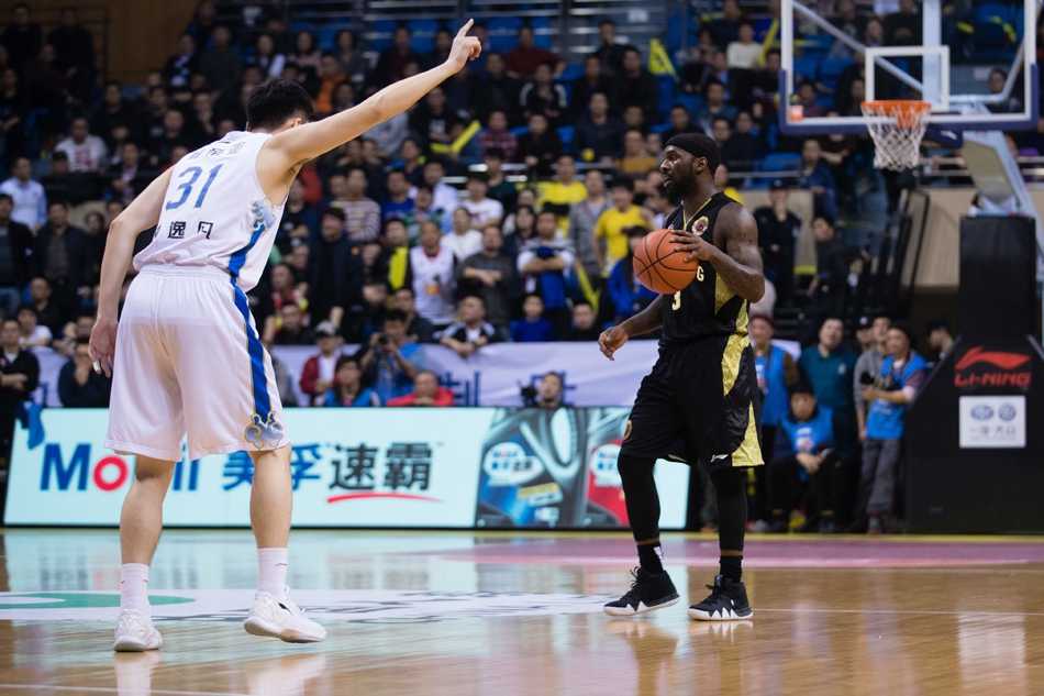 季后赛烽火连天,苏鲁大战演绎篮球史诗篇章 丁彦雨航在江苏队严密防守下如蛟龙出海,空中拉杆上演高难度上篮,瞬间点燃客场战火