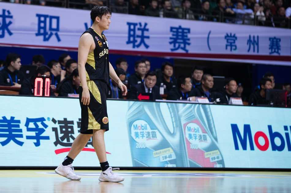 季后赛烽火连天,苏鲁大战演绎篮球史诗篇章 老将陈磊手握三分利剑,在山东队主场手起刀落,篮球划出完美弧线空心入网,为江苏保留最后一丝倔强