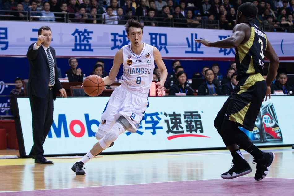 季后赛烽火连天,苏鲁大战演绎篮球史诗篇章 山东高速男篮全员士气高涨,替补席球员挥动毛巾激情庆祝,为场上队友的精彩表现忘情呐喊