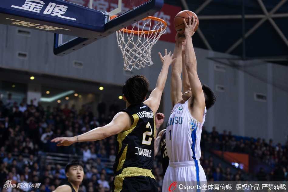 季后赛烽火连天,苏鲁大战演绎篮球史诗篇章 山东队巨塔莫泰尤纳斯背身强吃篮下,梦幻脚步晃动防守,单手抛投轻柔入网,展现欧陆内线风采