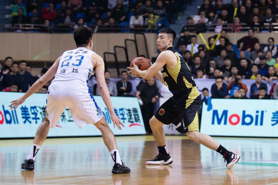 季后赛烽火连天,苏鲁大战演绎篮球史诗篇章 山东队外援劳森如精灵般穿梭于防守丛林中,人缝中穿越挑篮得手,展现出NBA级别的控球与终结能力