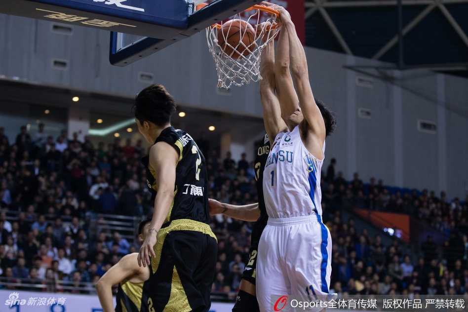 季后赛烽火连天,苏鲁大战演绎篮球史诗篇章 江苏队大外援拉杜利察面对旧主山东,篮下强起隔着防守球员霸气放篮,眼中充满对胜利的渴望
