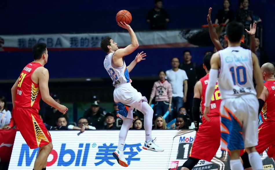 “寂寞大神”弗雷戴特在两人严密包夹下，依然凭借超强个人能力漂移出手，皮球划出一道诡异弧线空心入网。