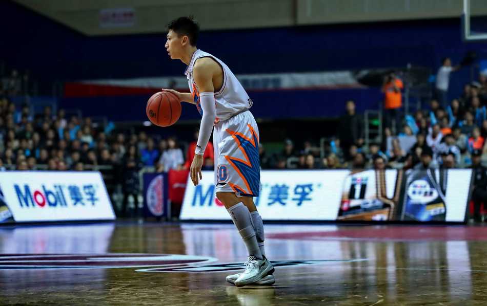 命中反超三分后，顾全难掩激动情绪，在场上霸气地做出了“割喉”手势，庆祝这价值连城的一球。