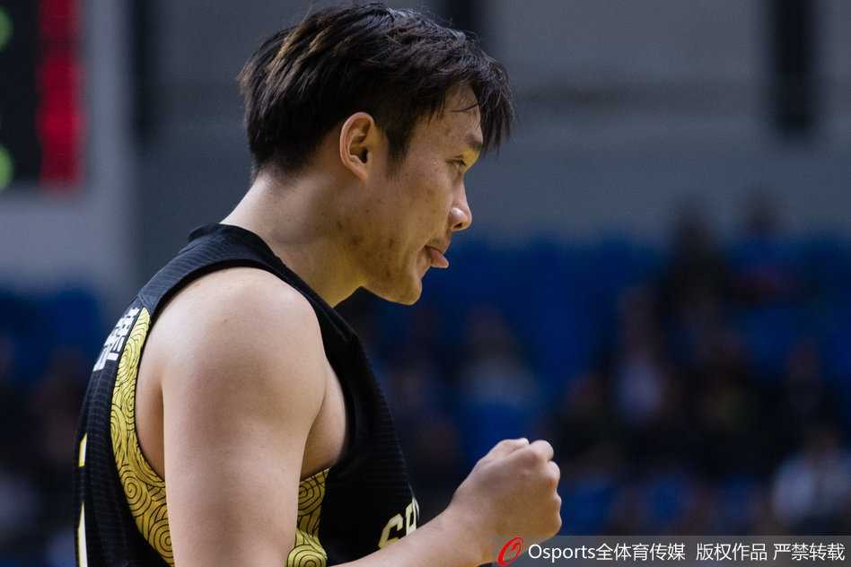 季后赛首战狂砍三十三分 丁彦雨航率山东力克江苏抢占先机 丁彦雨航运球快速突破,晃开防守球员后急停跳投,动作一气呵成,场边观众的目光全部聚焦于他。