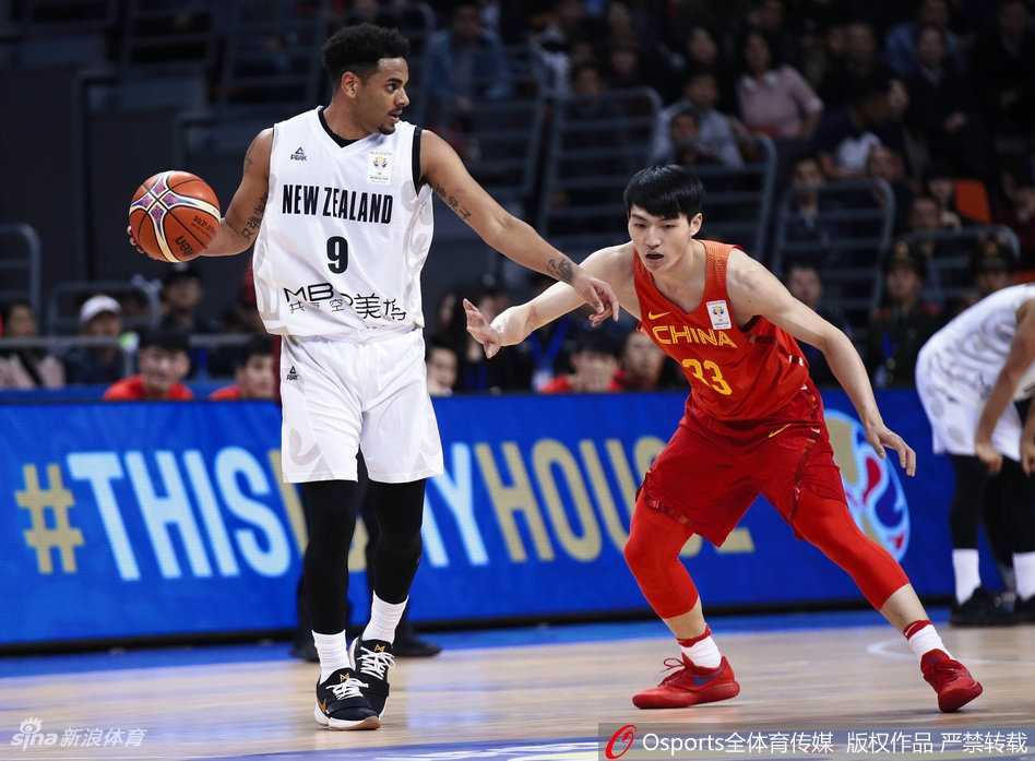 孤胆英雄易建联空砍三十七分 中国男篮蓝队末节遭新西兰逆转 郭艾伦在对方严防死守下奋力突破,虽然本场进攻端受限仅得4分,但他送出了全队最高的5次助攻,并拼抢到6个篮板球。