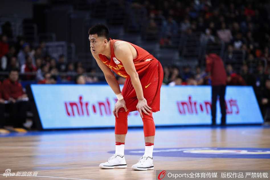 孤胆英雄易建联空砍三十七分 中国男篮蓝队末节遭新西兰逆转 易建联在全场砍下37分6篮板后,神情疲惫地望向记分牌,创下国家队生涯得分新高的夜晚却未能换来一场胜利,难掩失落之情。