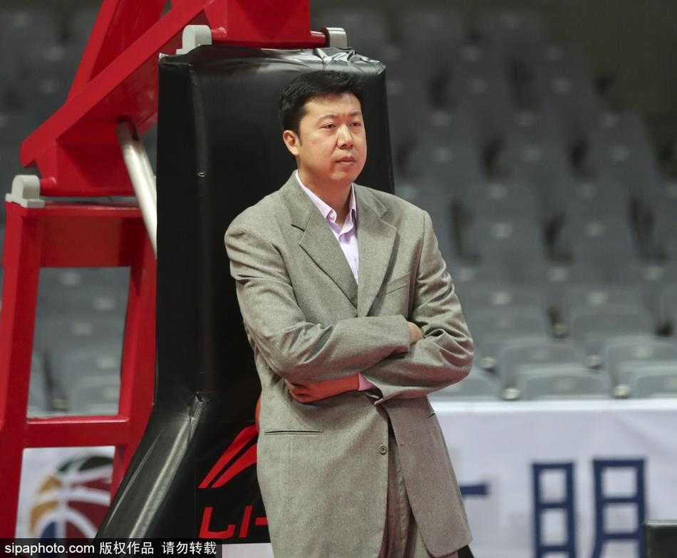 面对昔日霸主八一队的连败困境，王治郅眉头微蹙，眼神中透露出不甘与深思，仿佛在寻找破局之道。