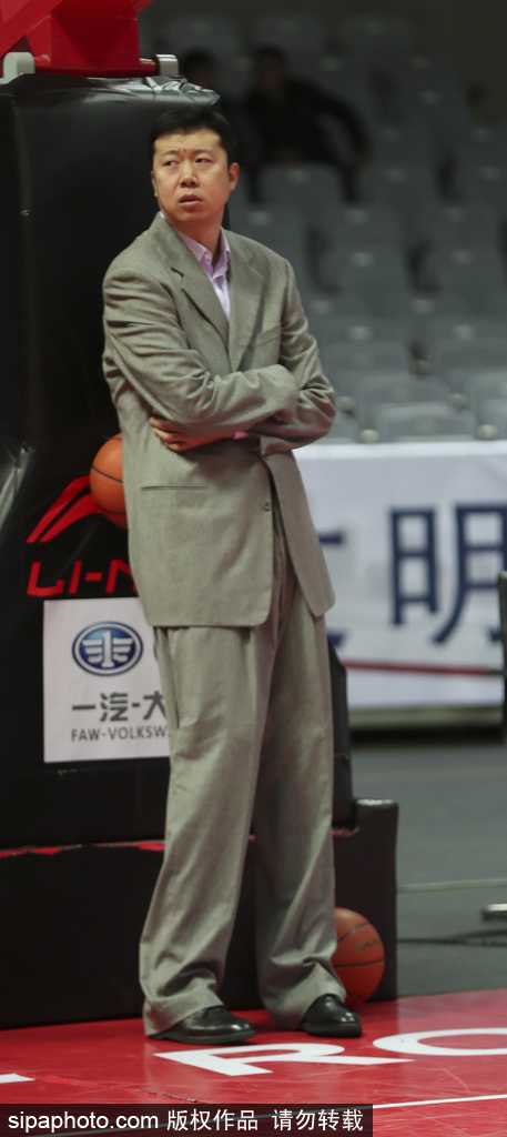 追风少年已成教练，王治郅坐在场边目光如炬，仿佛在审视着场上的新一代内线球员。