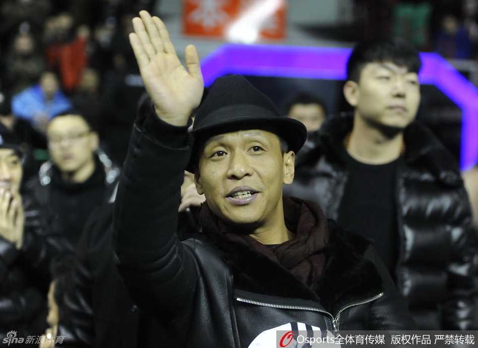 宋小宝化身辽篮吉祥物,身披14号战袍为“兄弟”哈德森呐喊助威 宋小宝惊喜现身球场,头戴礼帽笑容灿烂,挥手向热情欢呼的球迷们致以独特的喜剧人问候,气氛瞬间被点燃。