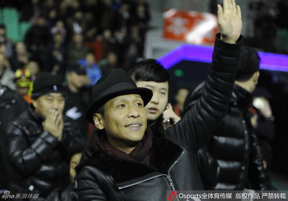 宋小宝化身辽篮吉祥物,身披14号战袍为“兄弟”哈德森呐喊助威 宋小宝接过印有自己名字的14号辽宁队球衣,与哈德森并肩站立,两人酷似亲兄弟的容貌对比让人忍俊不禁,场面温馨又诙谐。