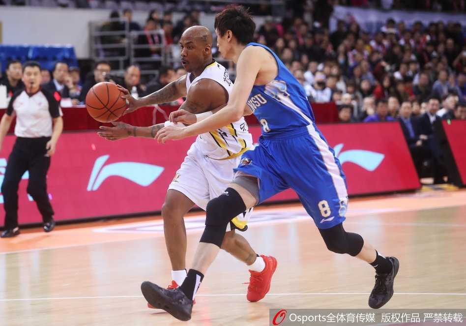 完美谢幕!马布里最后一战砍二十分 率北控力克肯帝亚 在防守端,马布里同样不遗余力,他高高跃起干扰对手传球,这一幕定格了他职业生涯中一贯的拼搏精神,即使在最后一场也未曾改变。