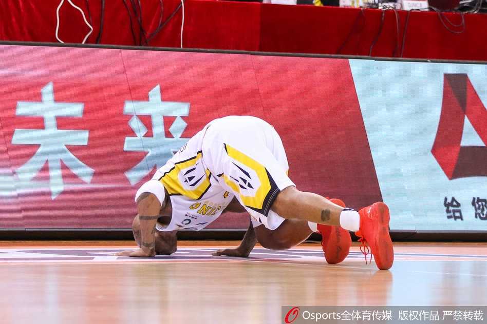 完美谢幕!马布里最后一战砍二十分 率北控力克肯帝亚 身披北控战袍的马布里在谢幕战中眼神坚毅,他持球组织进攻,仿佛要将他所有的篮球智慧都倾注在这最后一舞的每一个瞬间。