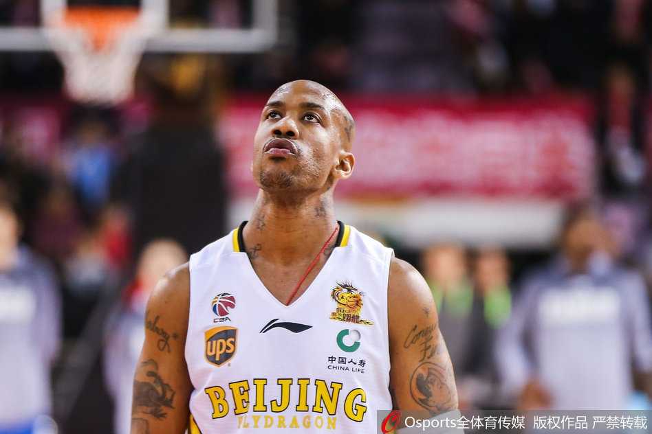 完美谢幕!马布里最后一战砍二十分 率北控力克肯帝亚 赛后,马布里眼含热泪,与场边的亲友和球迷深情互动,这动情的一幕为他的传奇职业生涯画上了充满温度的句点。