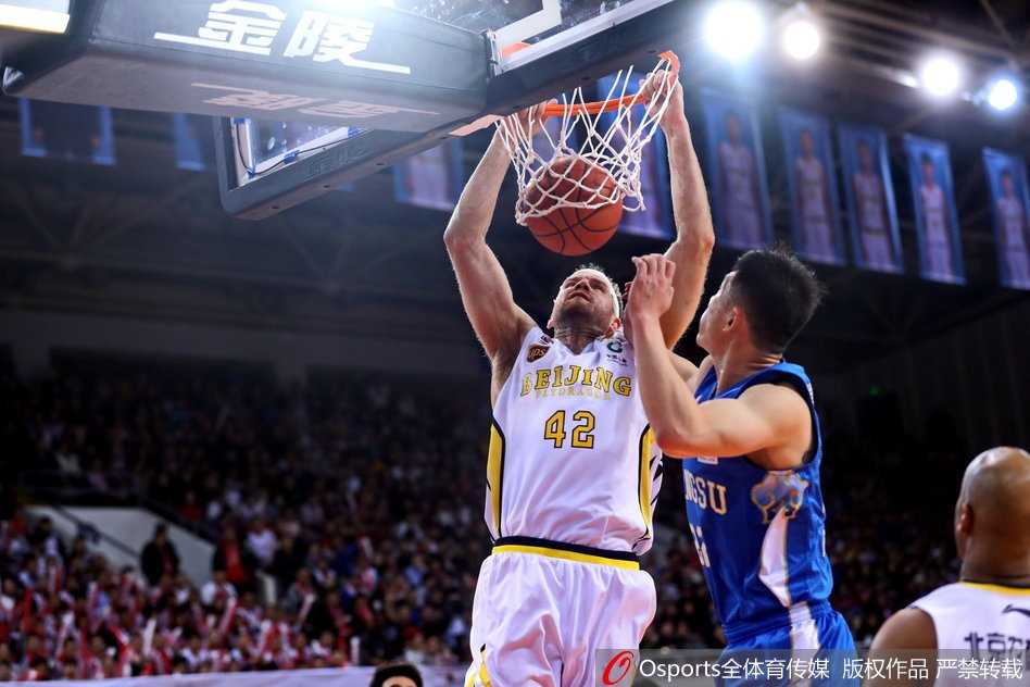 完美谢幕!马布里最后一战砍二十分 率北控力克肯帝亚 比赛中的一次罚球间隙,马布里神情专注,这是他职业生涯最后的罚球机会,每一次拍球都牵动着现场无数球迷的心弦。