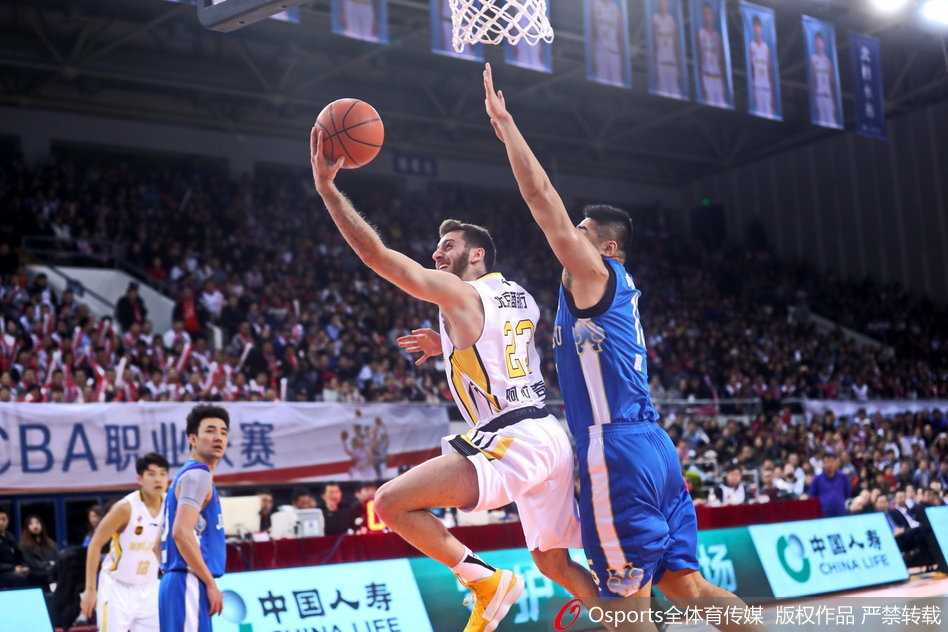 完美谢幕!马布里最后一战砍二十分 率北控力克肯帝亚 面对肯帝亚球员的严密防守,马布里毫无惧色,他用标志性的变向运球试图撕裂防线,这是他在赛场上无数次上演的突破好戏。