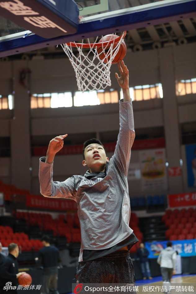 训练场上，易建联在三分线外张手投篮，眼神坚毅。作为现代型内线，他的远射能力是广东宏远战术体系的重要一环。