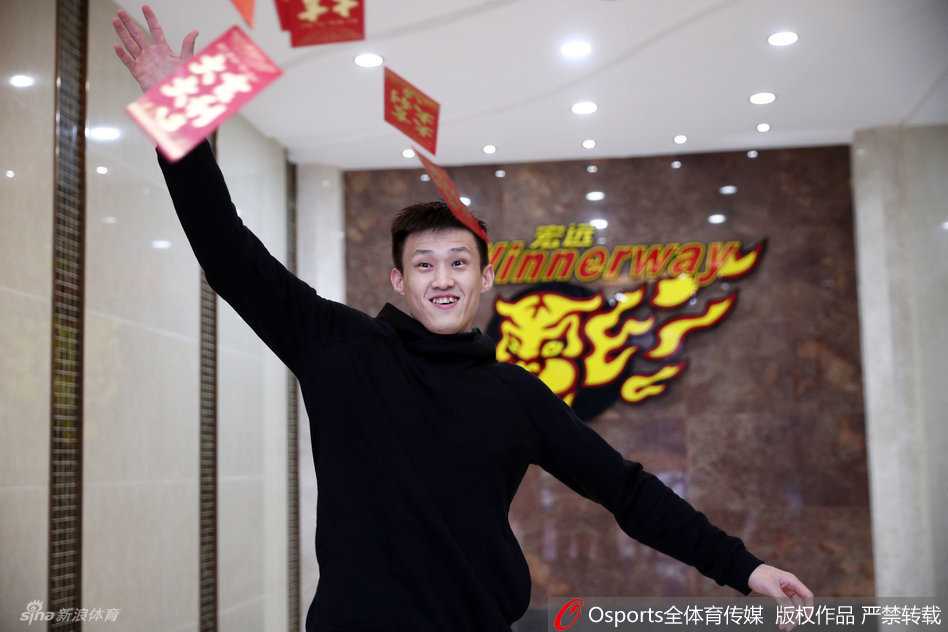 队长周鹏笑逐颜开，双手捧满红包化身‘散财童子’，将新春的喜气和财运传递给每一位支持者