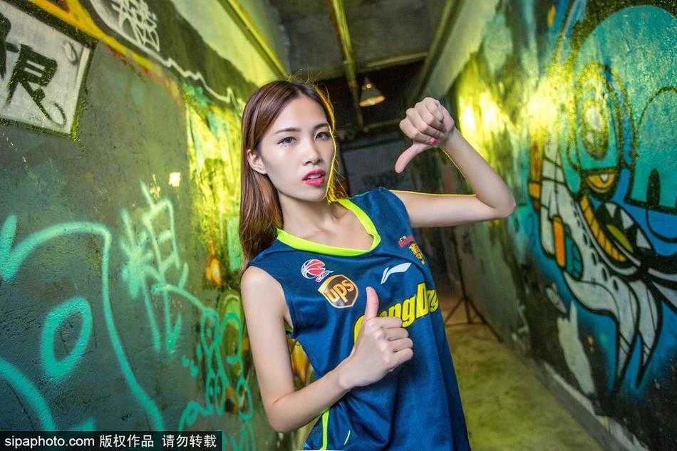 宏远篮球宝贝牛仔写真力撑华南虎 篮球宝贝身着修身牛仔热裤,侧身回眸,眼神自信而迷人,完美展现活力曲线